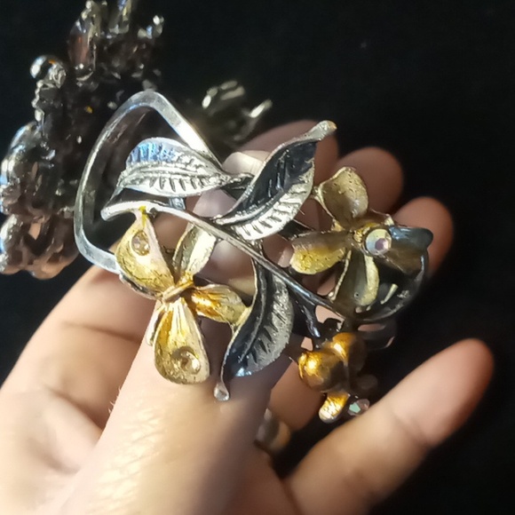 Amber color crystal flower clamper bracelet. Spring Hinged statement - Picture 8 of 9